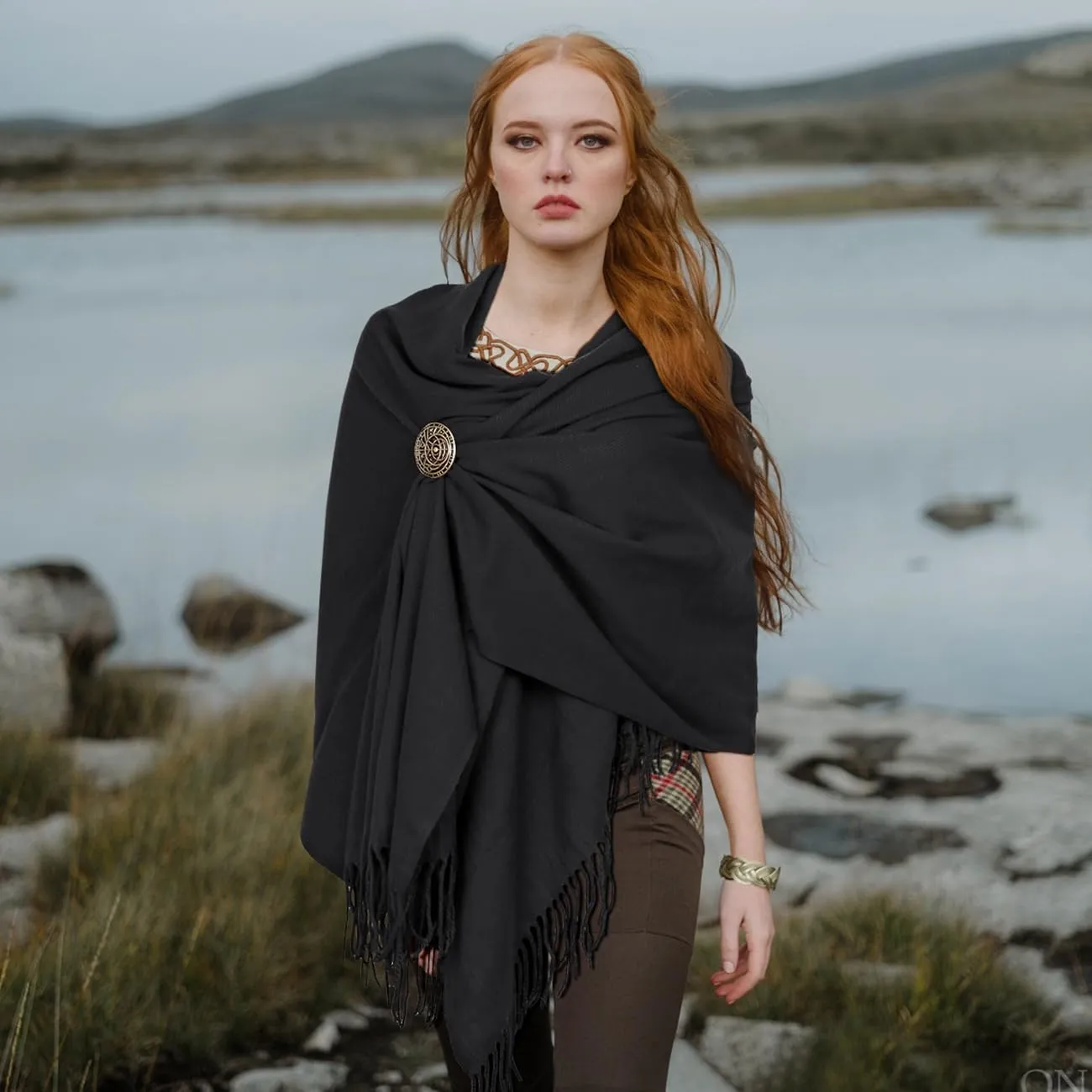 L'VOW Viking Cloak Medieval Half Shoulder Cape with Brooch Renaissance Roman Shawl Cape for Men Women